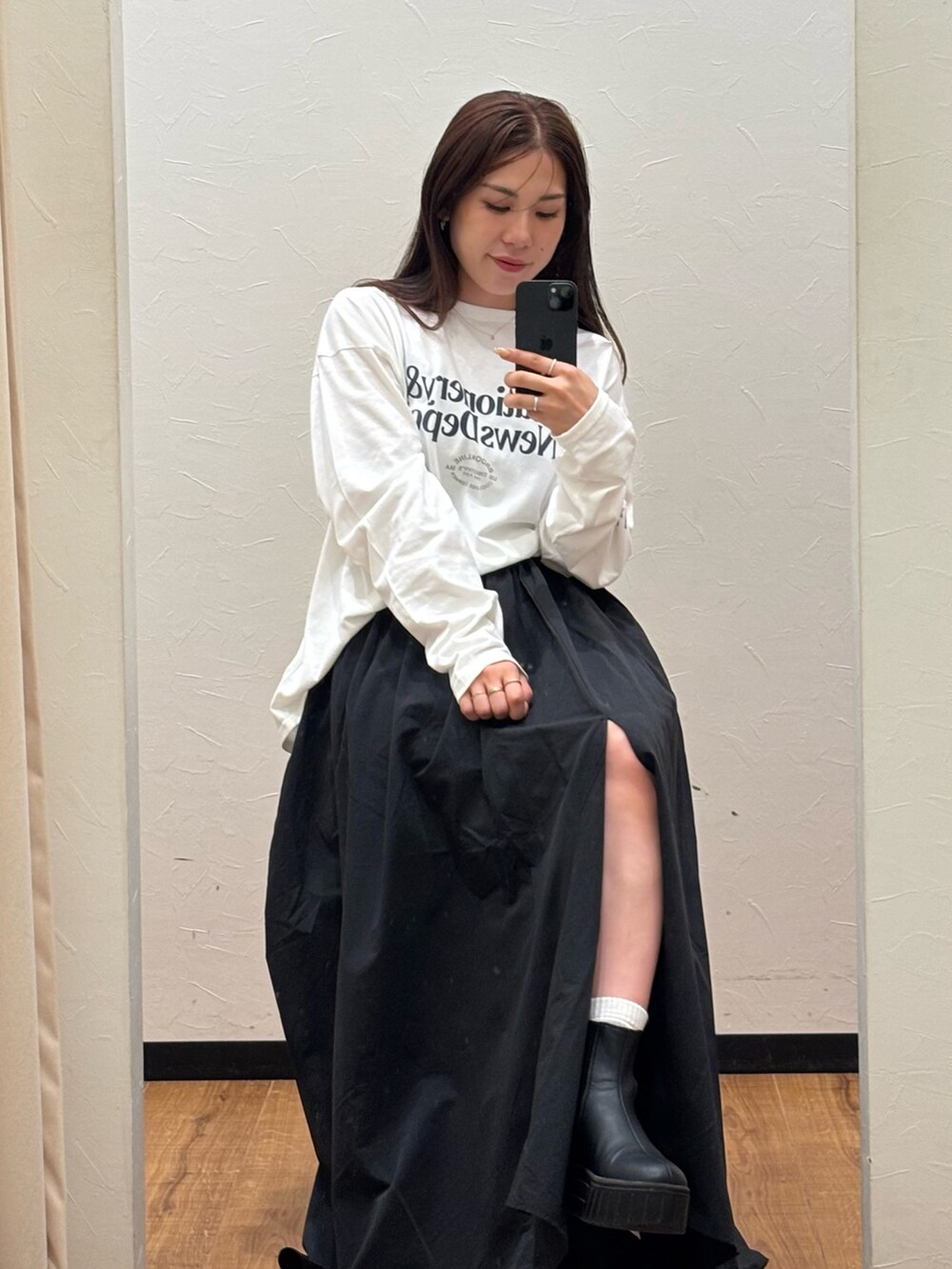 ホワイト系のTシャツ/カットソー、ブラック系のスカートを着用したレディースの秋コーディネートの8枚目の写真