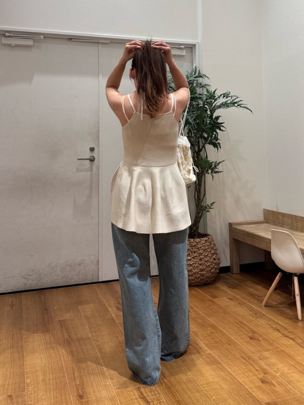 その他のサンダル、ホワイト系のキャミソール、ブルー系のデニムパンツを着用したレディースの春コーディネートの4枚目の写真