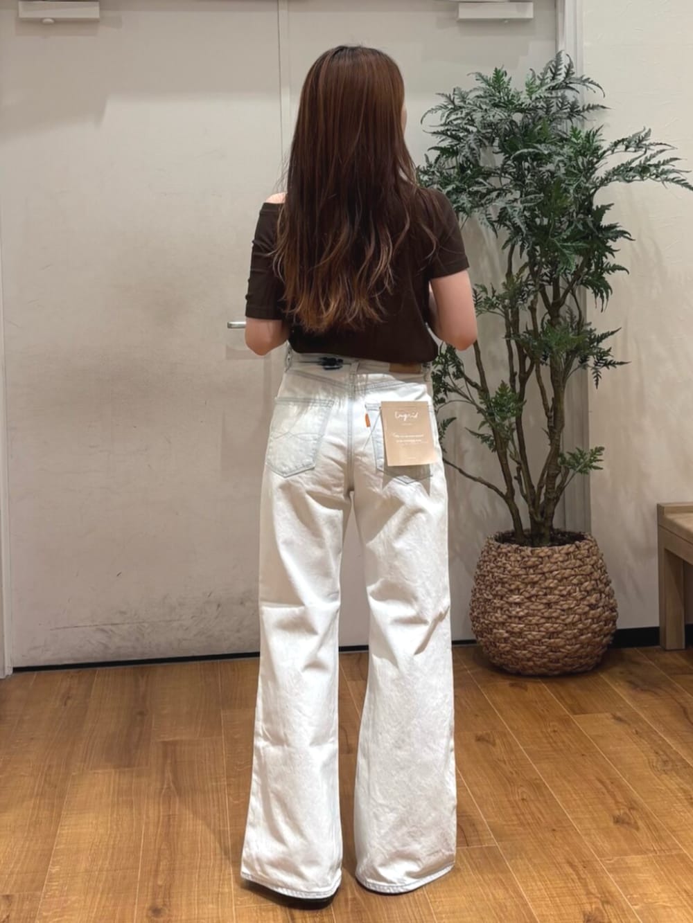 その他のサンダル、ブラウン系のTシャツ/カットソー、ホワイト系のデニムパンツを着用したレディースの春コーディネートの5枚目の写真