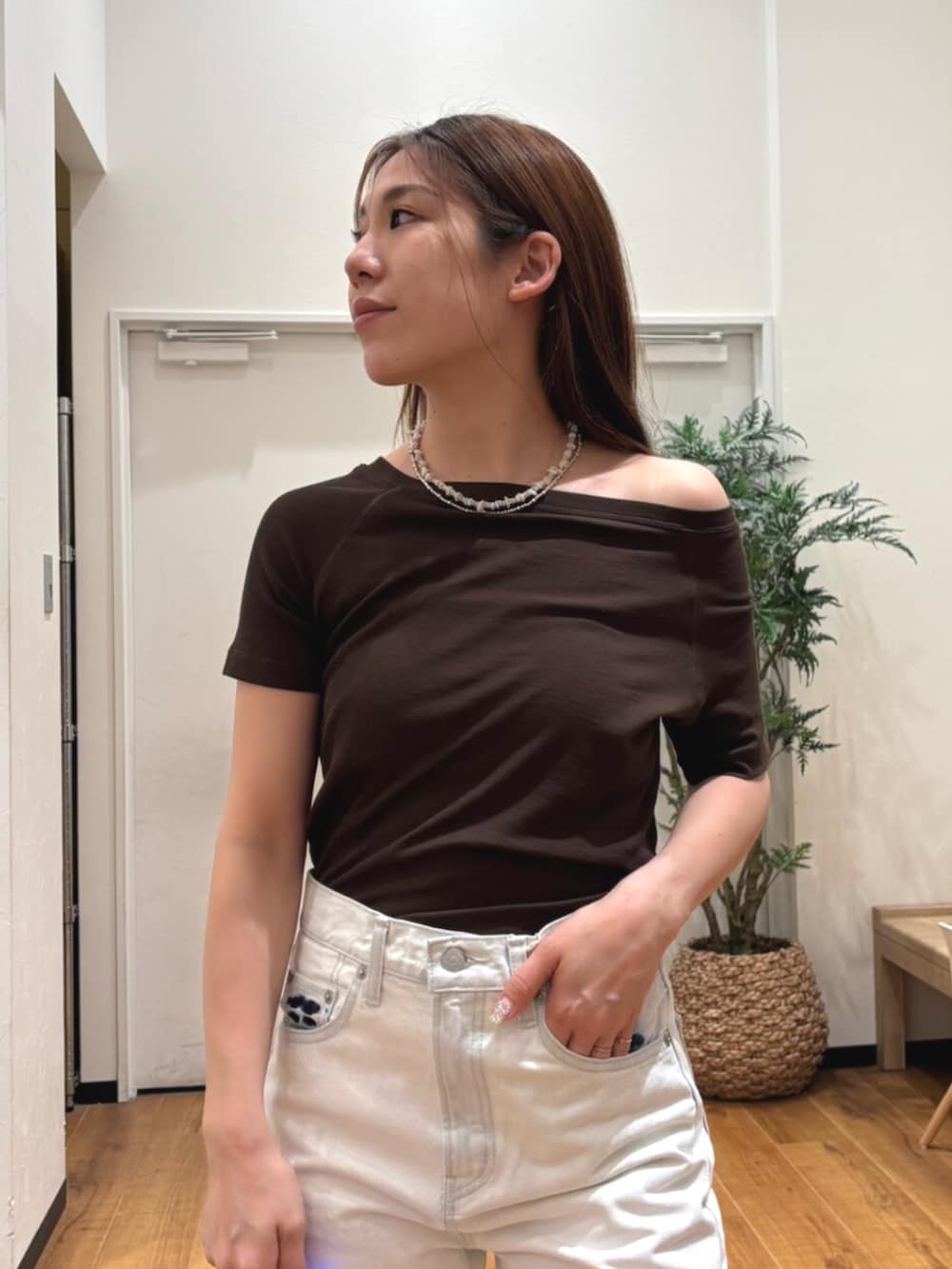 その他のサンダル、ブラウン系のTシャツ/カットソー、ホワイト系のデニムパンツを着用したレディースの春コーディネートの6枚目の写真