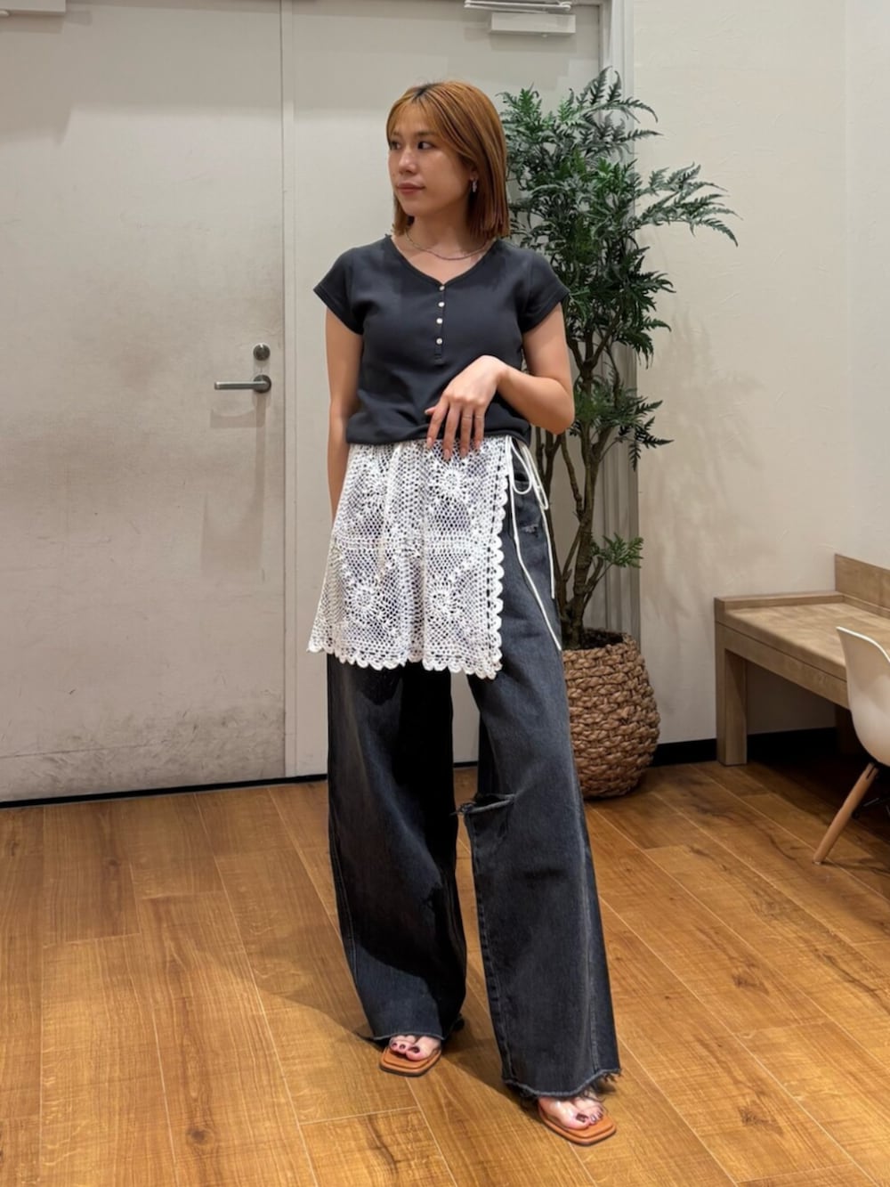 その他のサンダル、グレー系のTシャツ/カットソー、ホワイト系のスカートを着用したレディースの夏コーディネートの2枚目の写真