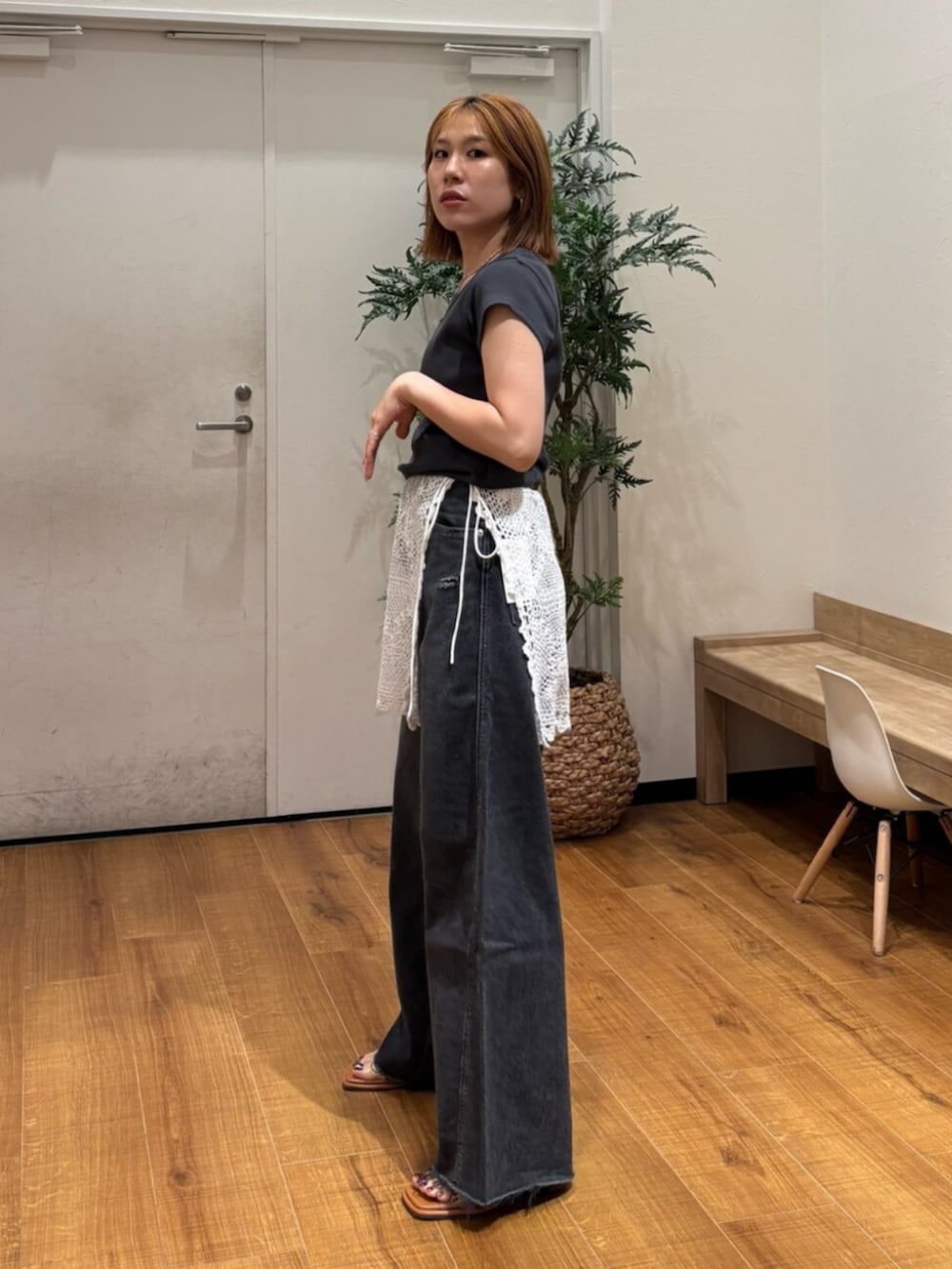 その他のサンダル、グレー系のTシャツ/カットソー、ホワイト系のスカートを着用したレディースの夏コーディネートの3枚目の写真