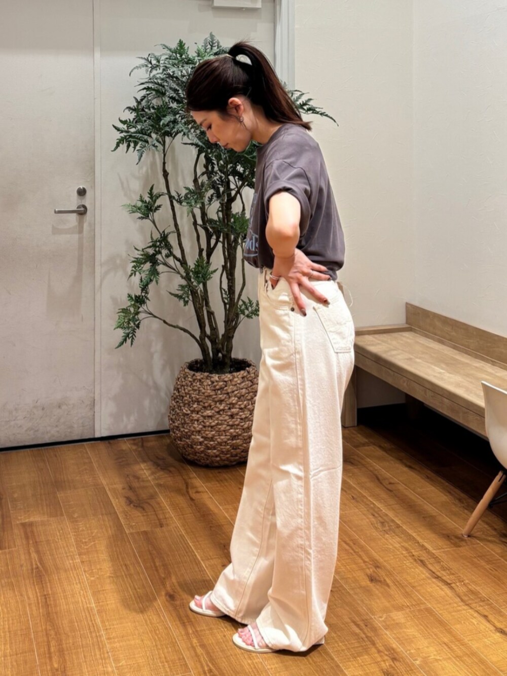 ブラウン系のTシャツ/カットソー、ホワイト系のデニムパンツ、ホワイト系のサンダルを着用したレディースの夏コーディネートの3枚目の写真