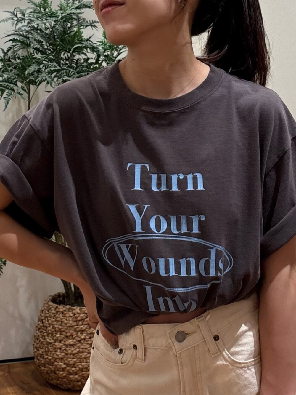 ブラウン系のTシャツ/カットソー、ホワイト系のデニムパンツ、ホワイト系のサンダルを着用したレディースの夏コーディネートの6枚目の写真