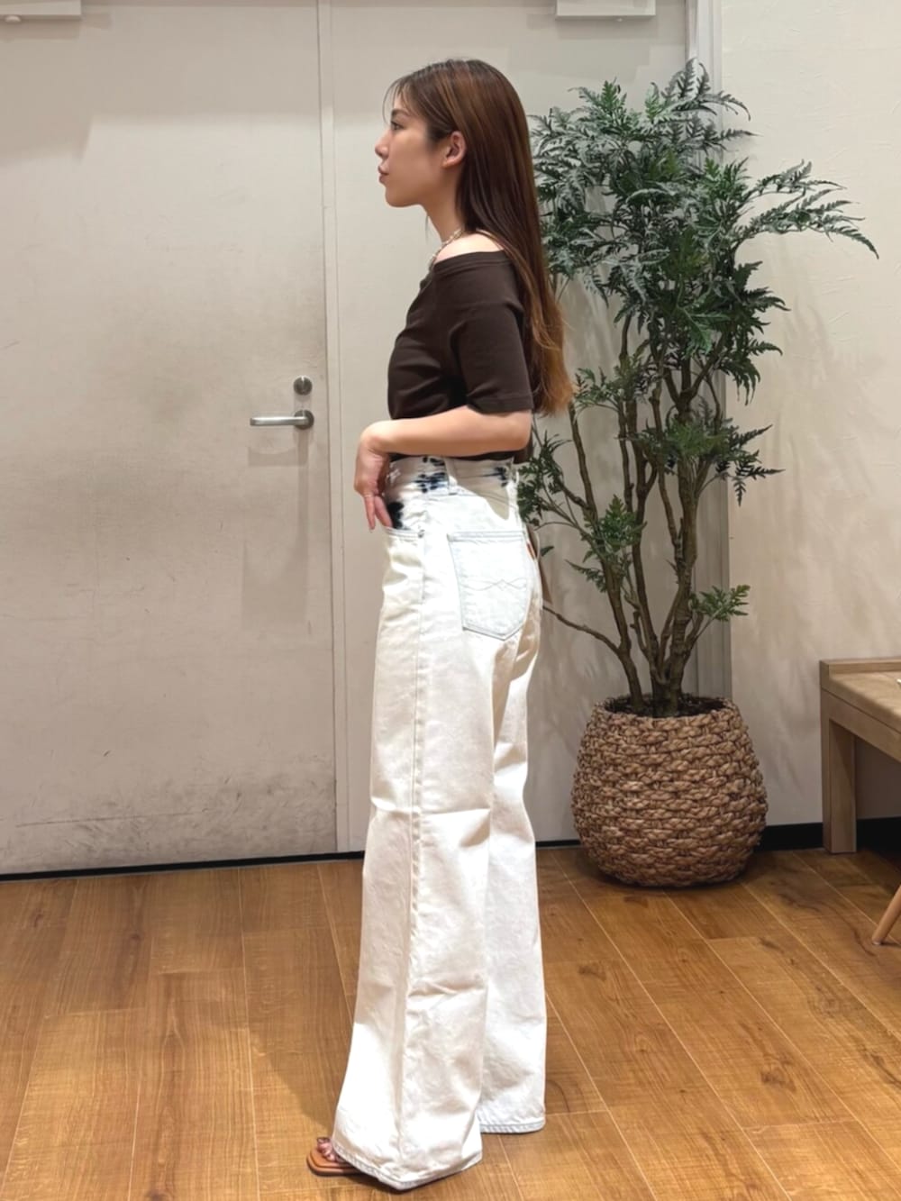 その他のサンダル、ブラウン系のTシャツ/カットソー、ホワイト系のデニムパンツを着用したレディースの春コーディネートの3枚目の写真