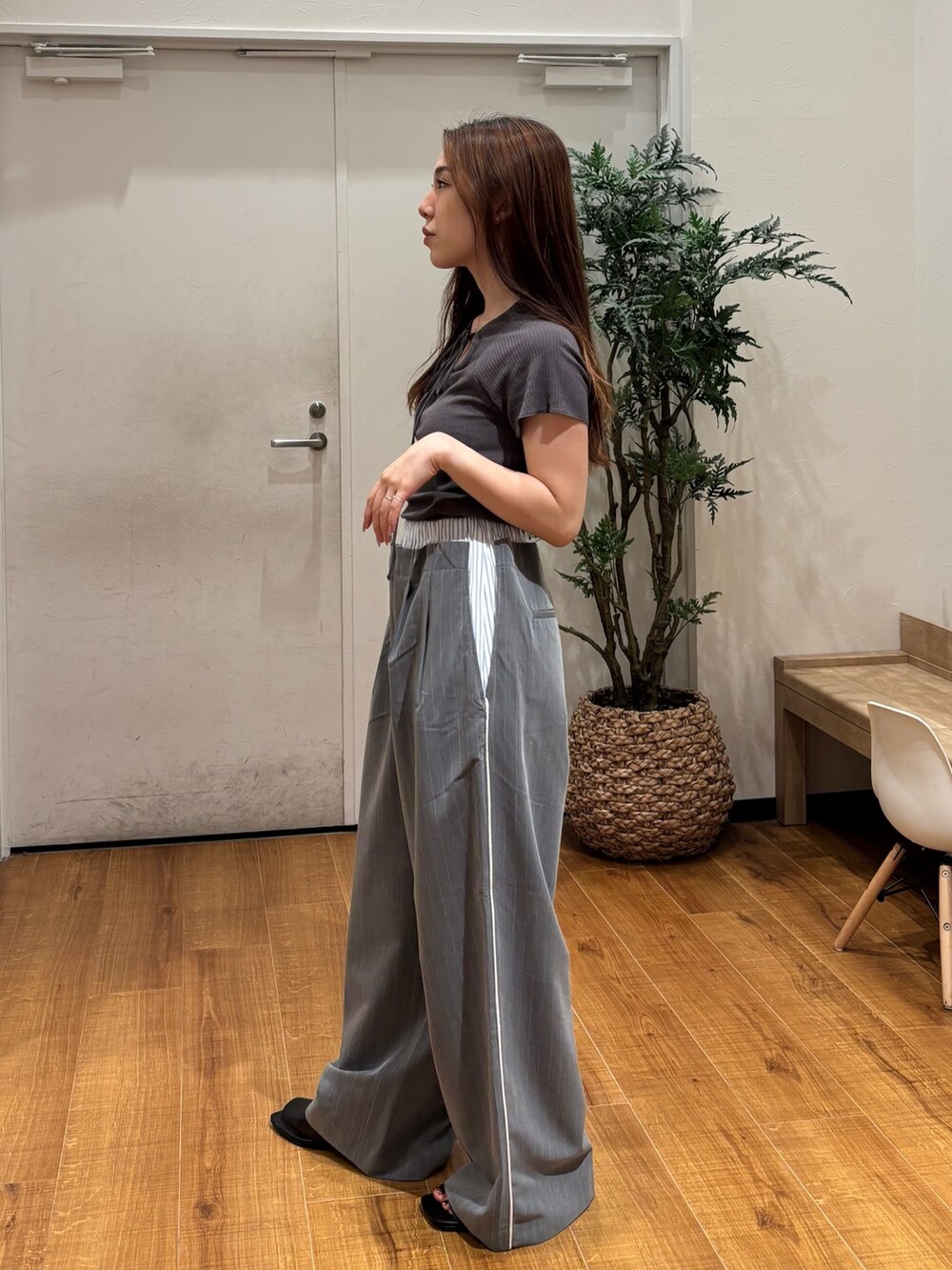 グレー系のTシャツ/カットソー、グレー系のその他パンツ、ブラック系のサンダルを着用したレディースの春コーディネートの3枚目の写真