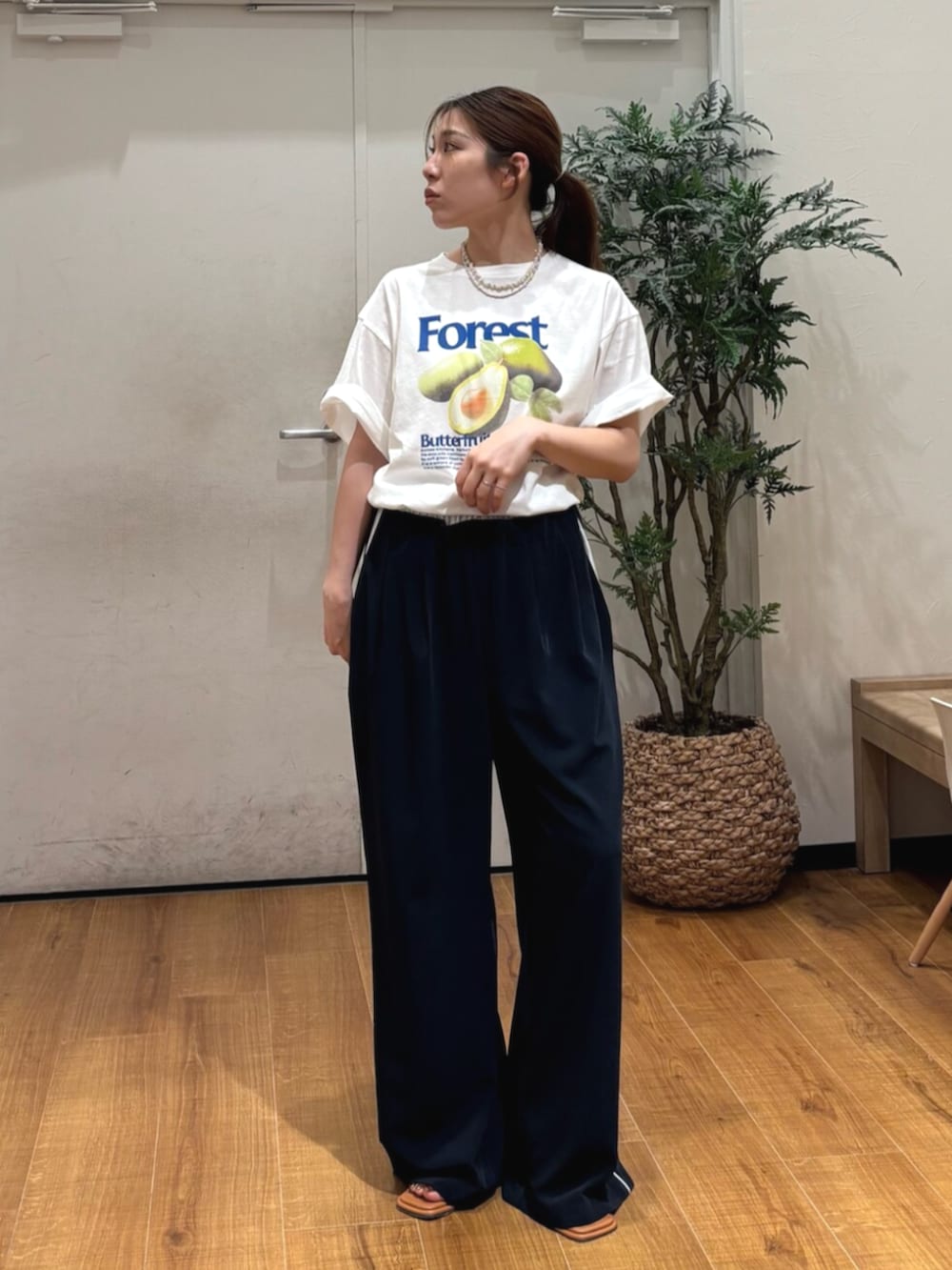その他のサンダル、ホワイト系のTシャツ/カットソー、ブルー系のその他パンツを着用したレディースの春コーディネートの2枚目の写真