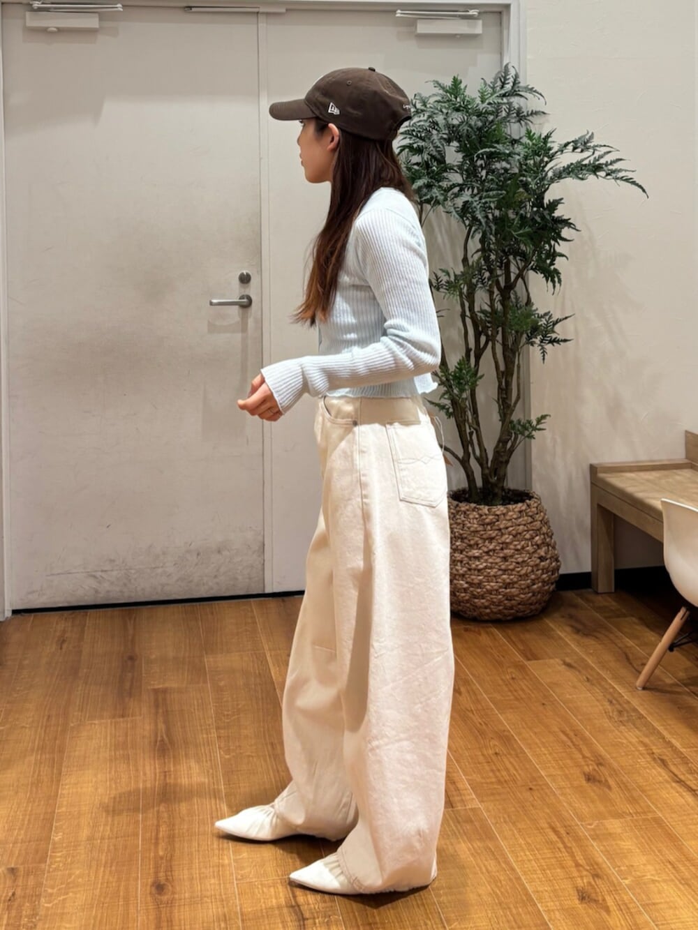 ブルー系のカーディガン/ボレロ、ホワイト系のデニムパンツ、ブラック系のパンプスを着用したレディースの春コーディネートの3枚目の写真