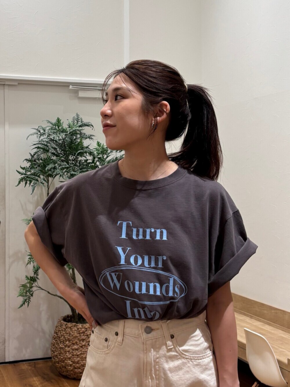 ブラウン系のTシャツ/カットソー、ホワイト系のデニムパンツ、ホワイト系のサンダルを着用したレディースの夏コーディネートの5枚目の写真