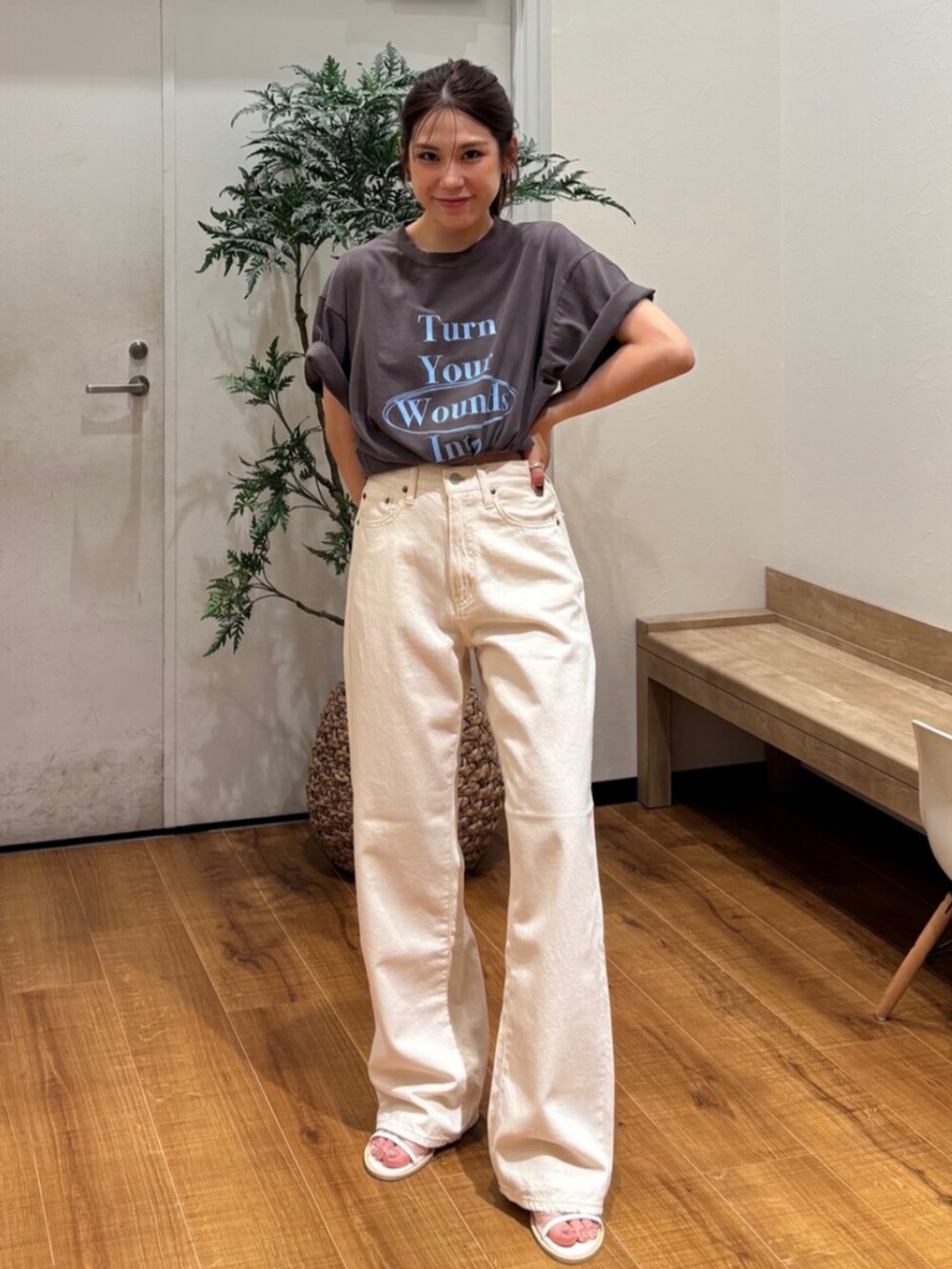 ブラウン系のTシャツ/カットソー、ホワイト系のデニムパンツ、ホワイト系のサンダルを着用したレディースの夏コーディネートの2枚目の写真