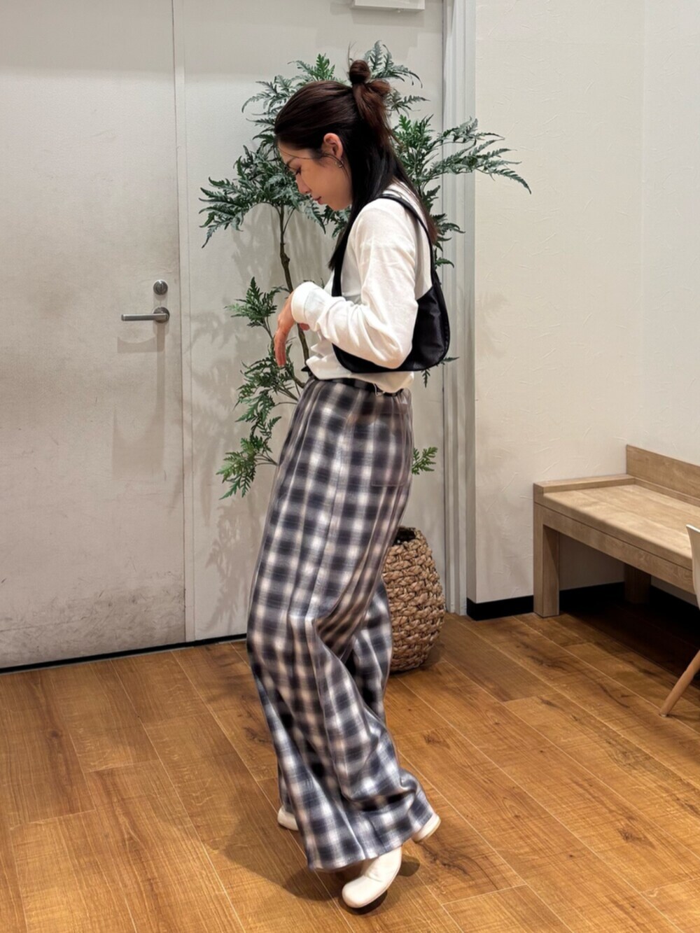 ホワイト系のTシャツ/カットソー、その他のその他パンツを着用したレディースの夏コーディネートの3枚目の写真