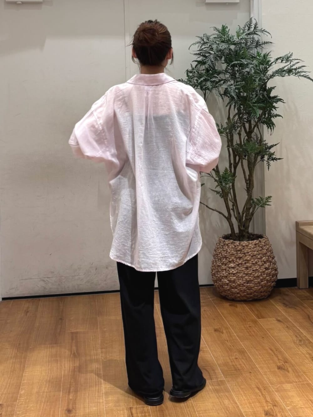 ブラック系のキャミソール、ブラック系のその他パンツ、パープル系のシャツ/ブラウスを着用したレディースの春コーディネートの5枚目の写真