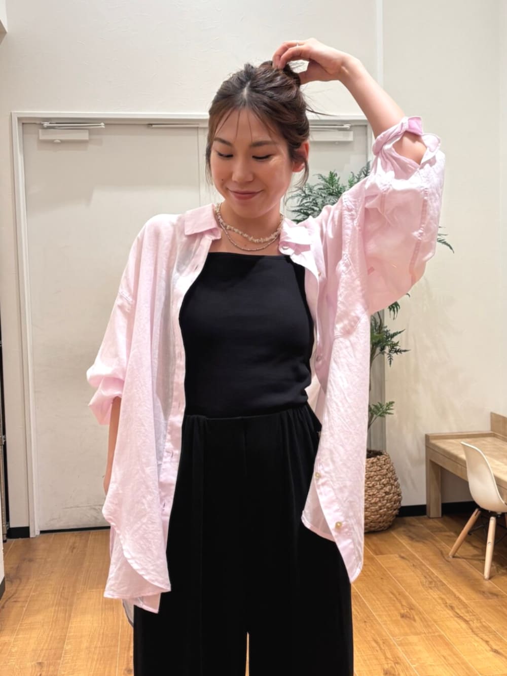 ブラック系のキャミソール、ブラック系のその他パンツ、パープル系のシャツ/ブラウスを着用したレディースの春コーディネートの6枚目の写真