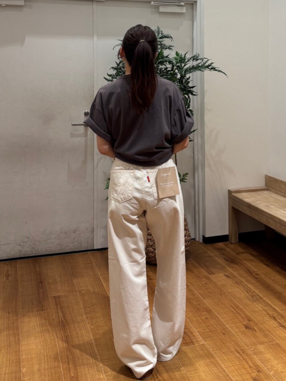 ブラウン系のTシャツ/カットソー、ホワイト系のデニムパンツ、ホワイト系のサンダルを着用したレディースの夏コーディネートの4枚目の写真