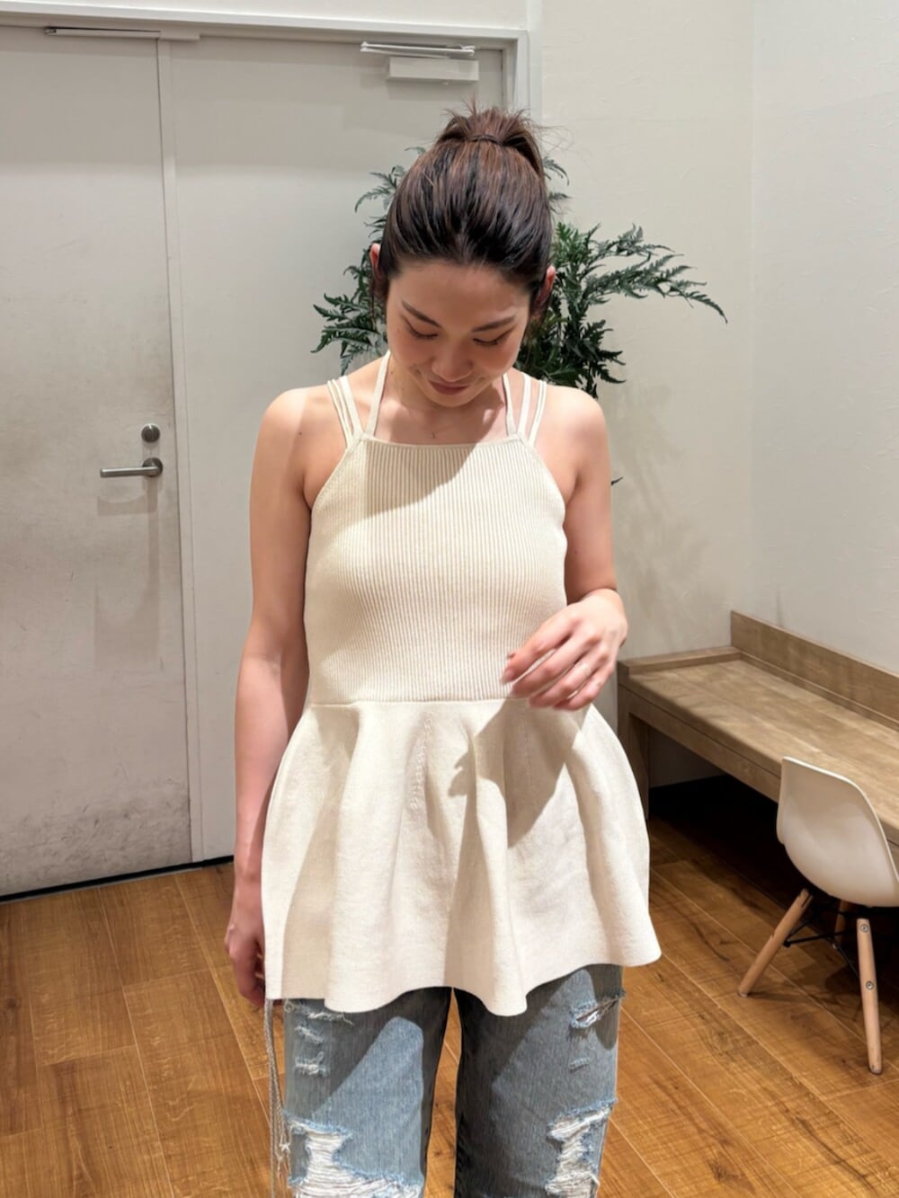 その他のサンダル、ホワイト系のキャミソール、ブルー系のデニムパンツを着用したレディースの春コーディネートの5枚目の写真