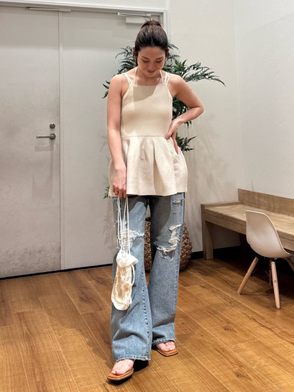 その他のサンダル、ホワイト系のキャミソール、ブルー系のデニムパンツを着用したレディースの春コーディネートの2枚目の写真