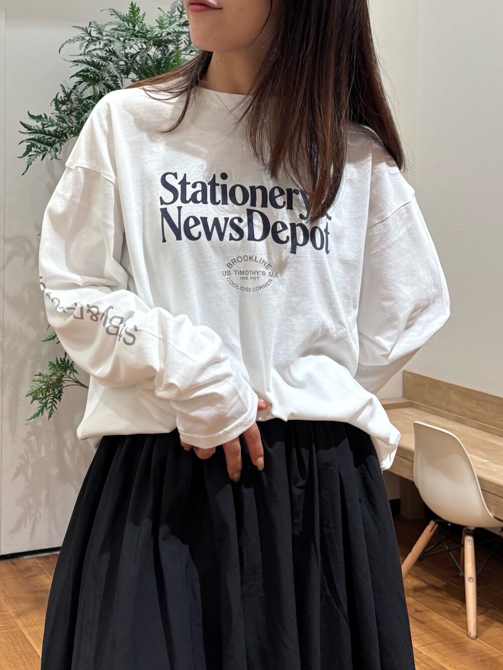 ホワイト系のTシャツ/カットソー、ブラック系のスカートを着用したレディースの秋コーディネートの7枚目の写真