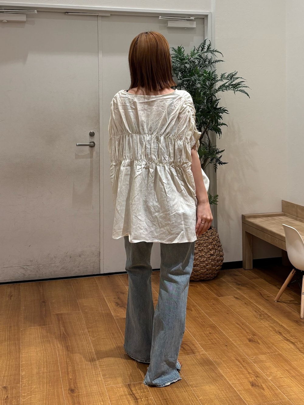 ホワイト系のシャツ/ブラウス、ブルー系のデニムパンツ、その他のサンダルを着用したレディースの夏コーディネートの4枚目の写真