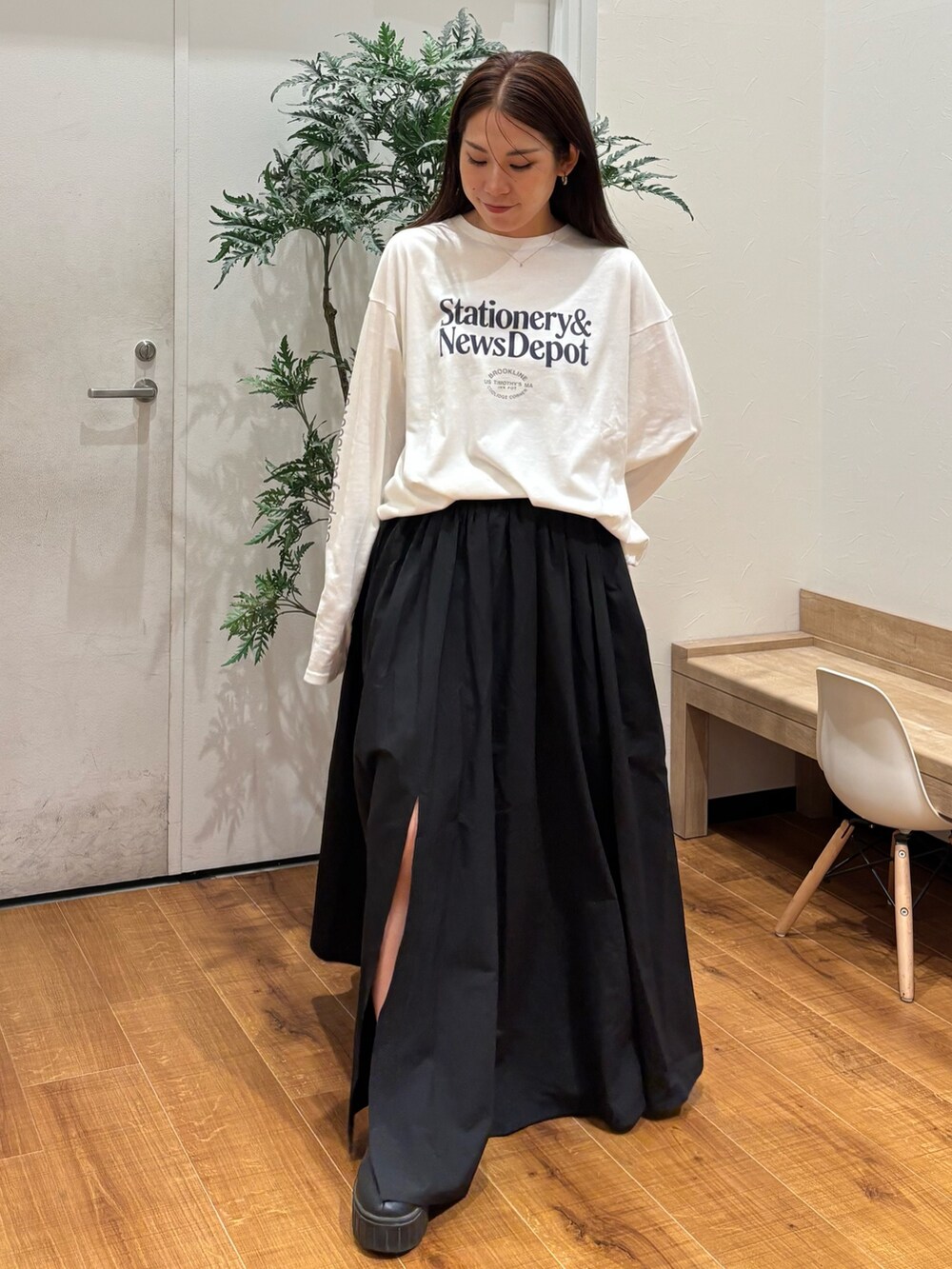 ホワイト系のTシャツ/カットソー、ブラック系のスカートを着用したレディースの秋コーディネートの3枚目の写真