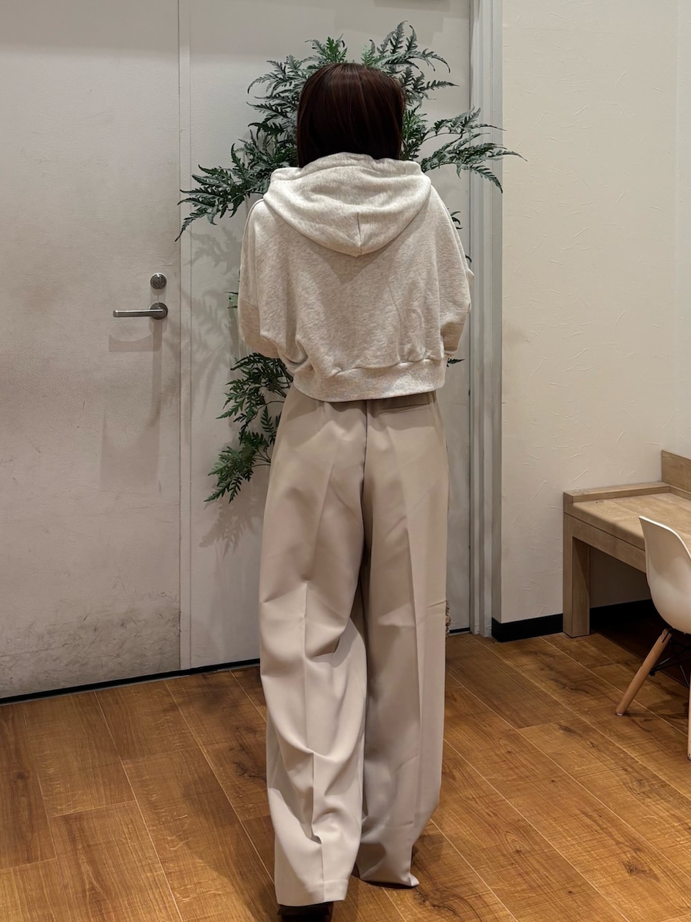 ホワイト系のパーカー、ベージュ系のその他パンツ、ブラウン系のローファーを着用したレディースの秋コーディネートの4枚目の写真