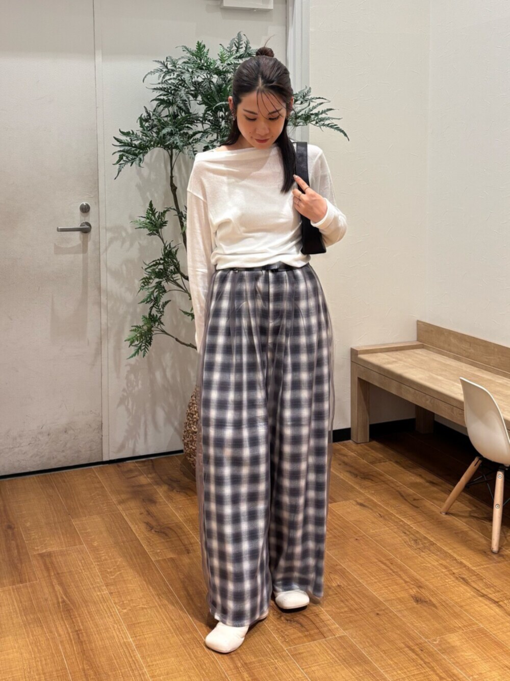 ホワイト系のTシャツ/カットソー、その他のその他パンツを着用したレディースの夏コーディネートの2枚目の写真