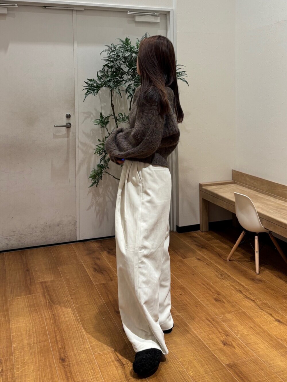 ブラウン系のカーディガン/ボレロ、ホワイト系のその他パンツ、ブラック系のスリッポンを着用したレディースの冬コーディネートの3枚目の写真