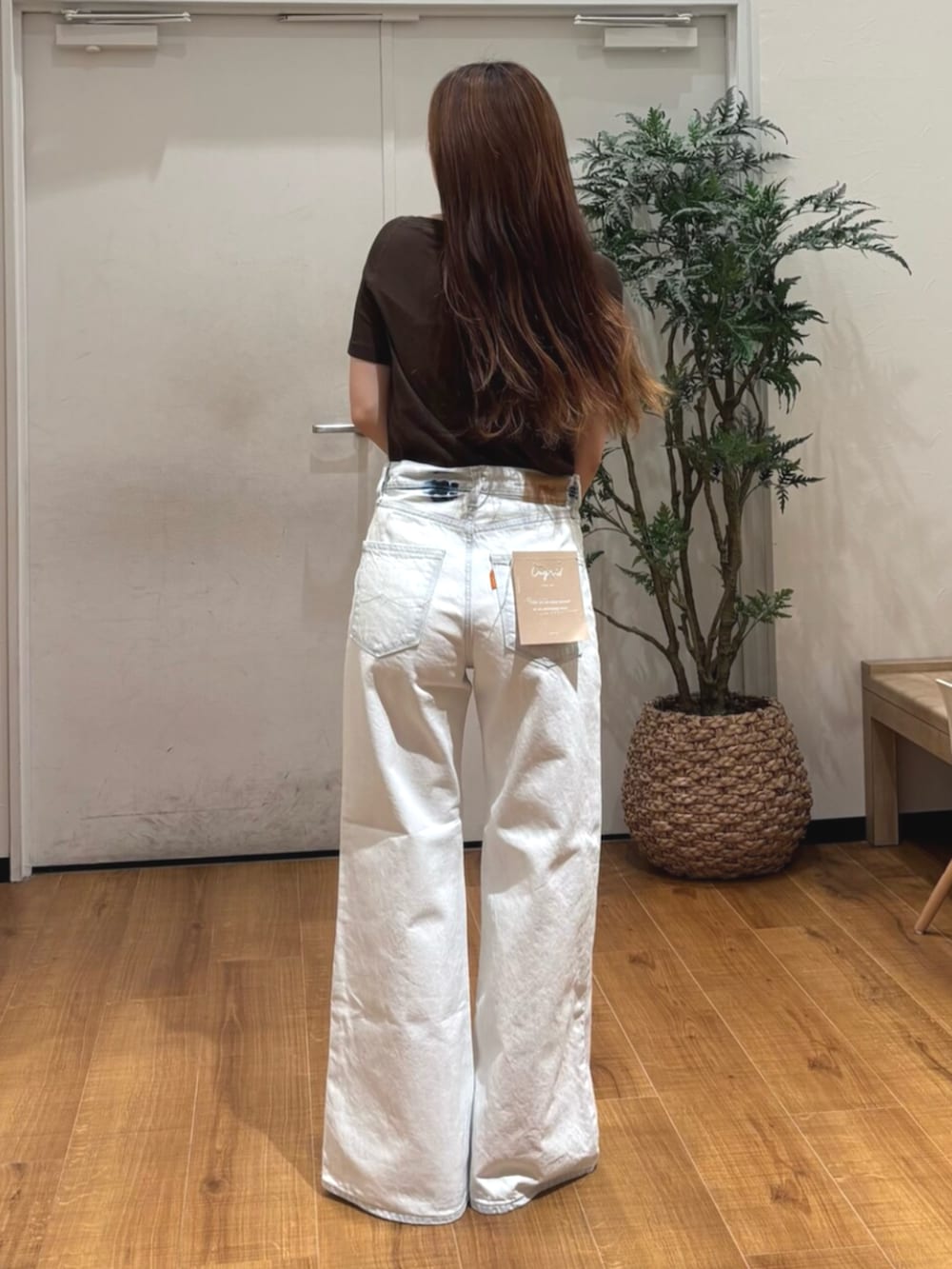 その他のサンダル、ブラウン系のTシャツ/カットソー、ホワイト系のデニムパンツを着用したレディースの春コーディネートの4枚目の写真