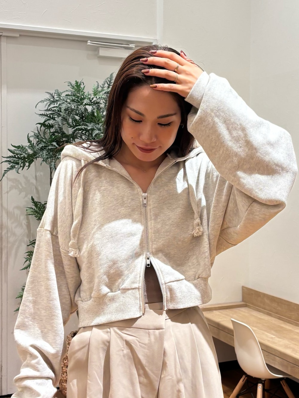 ホワイト系のパーカー、ベージュ系のその他パンツ、ブラウン系のローファーを着用したレディースの秋コーディネートの5枚目の写真