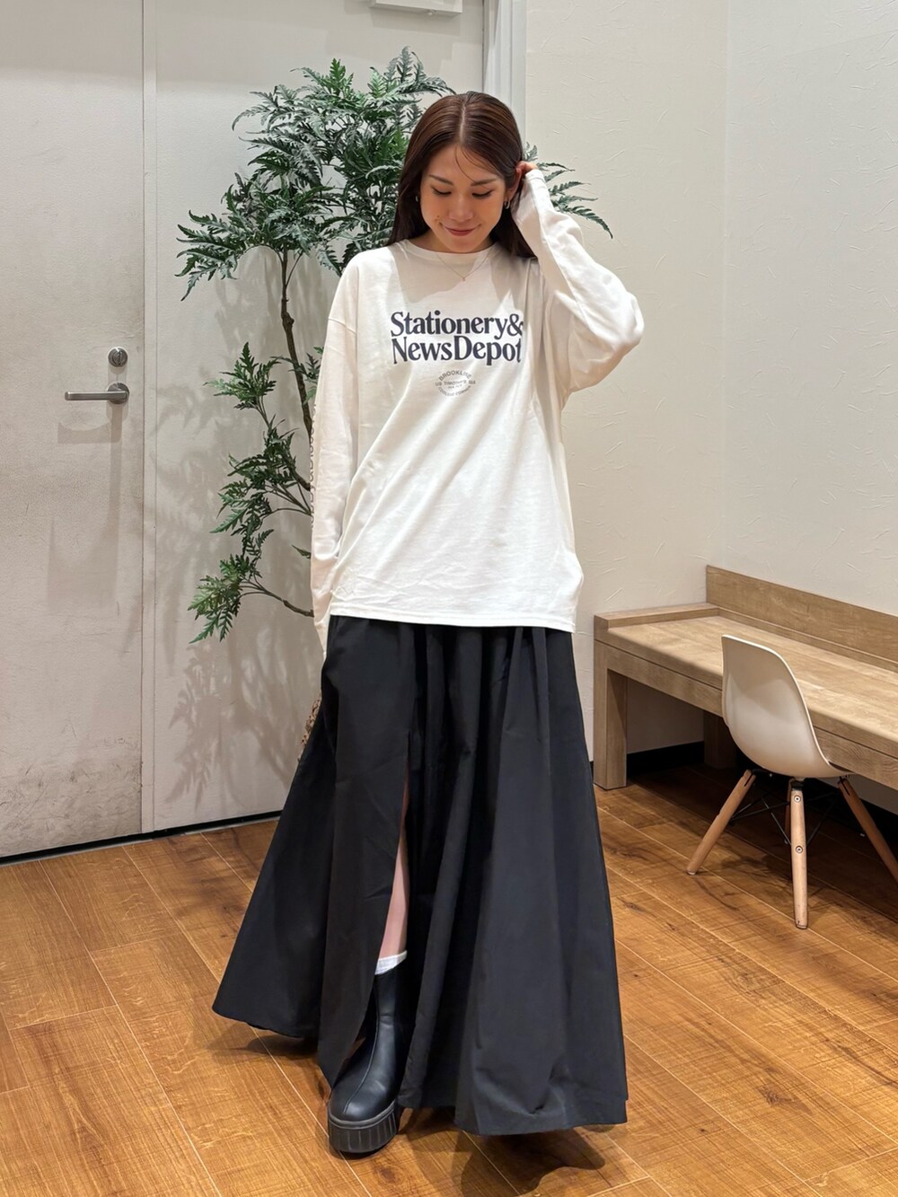 ホワイト系のTシャツ/カットソー、ブラック系のスカートを着用したレディースの秋コーディネートの4枚目の写真