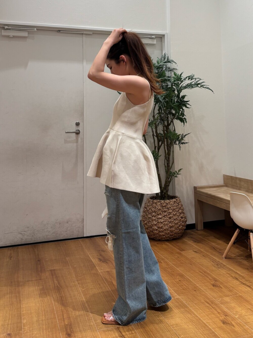 その他のサンダル、ホワイト系のキャミソール、ブルー系のデニムパンツを着用したレディースの春コーディネートの3枚目の写真