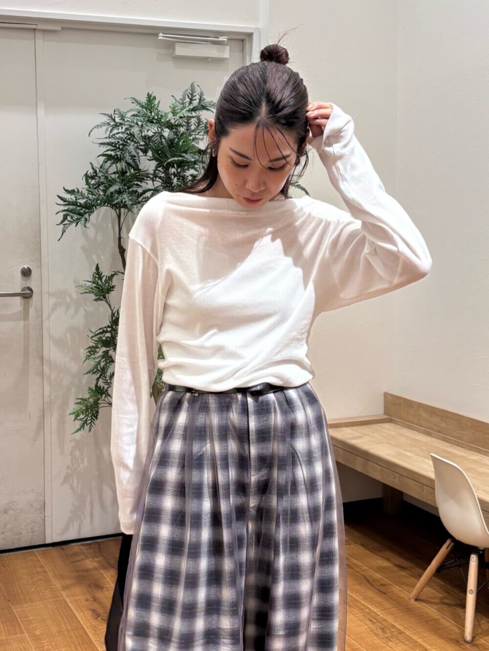 ホワイト系のTシャツ/カットソー、その他のその他パンツを着用したレディースの夏コーディネートの5枚目の写真