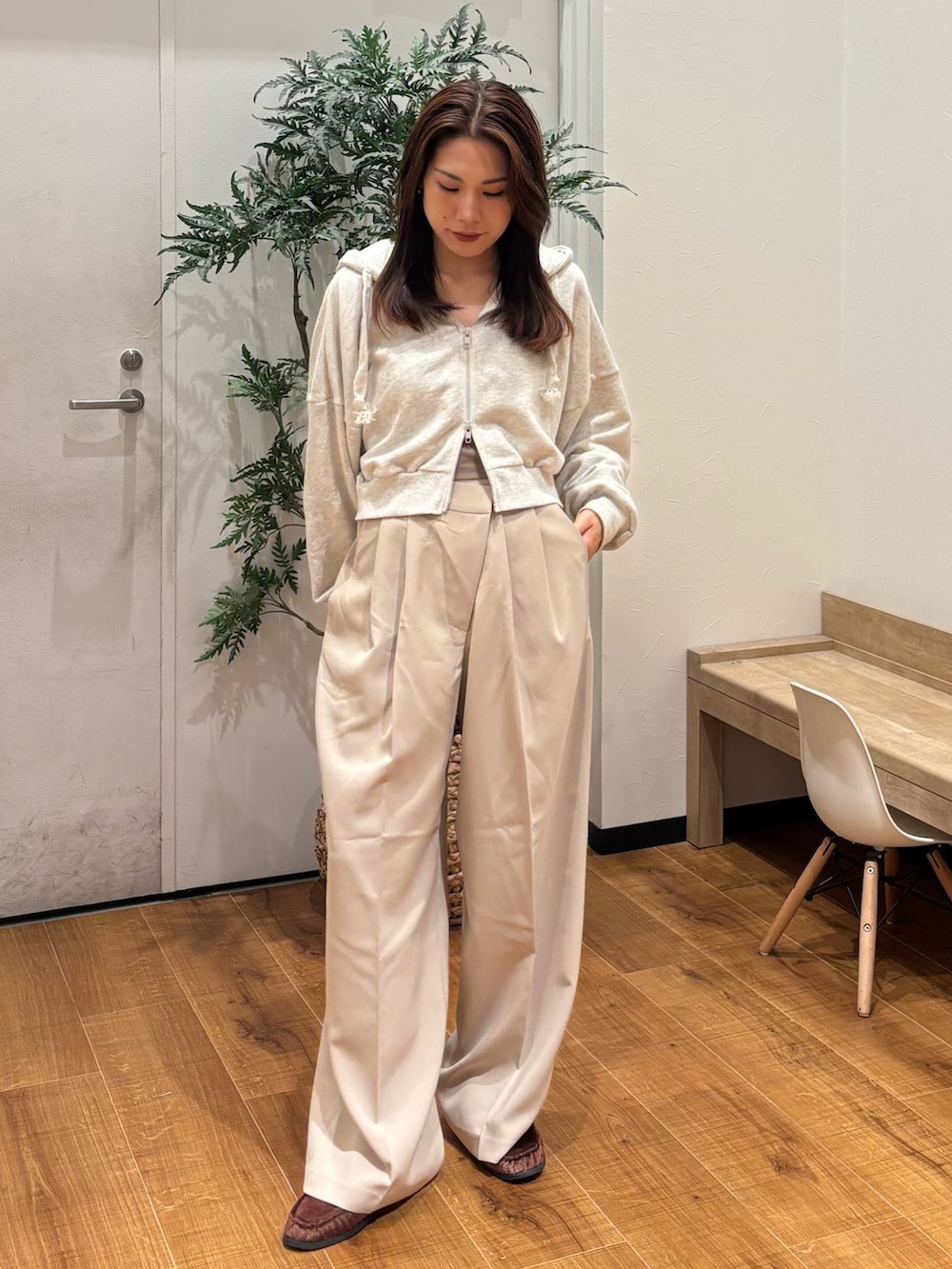 ホワイト系のパーカー、ベージュ系のその他パンツ、ブラウン系のローファーを着用したレディースの秋コーディネートの2枚目の写真