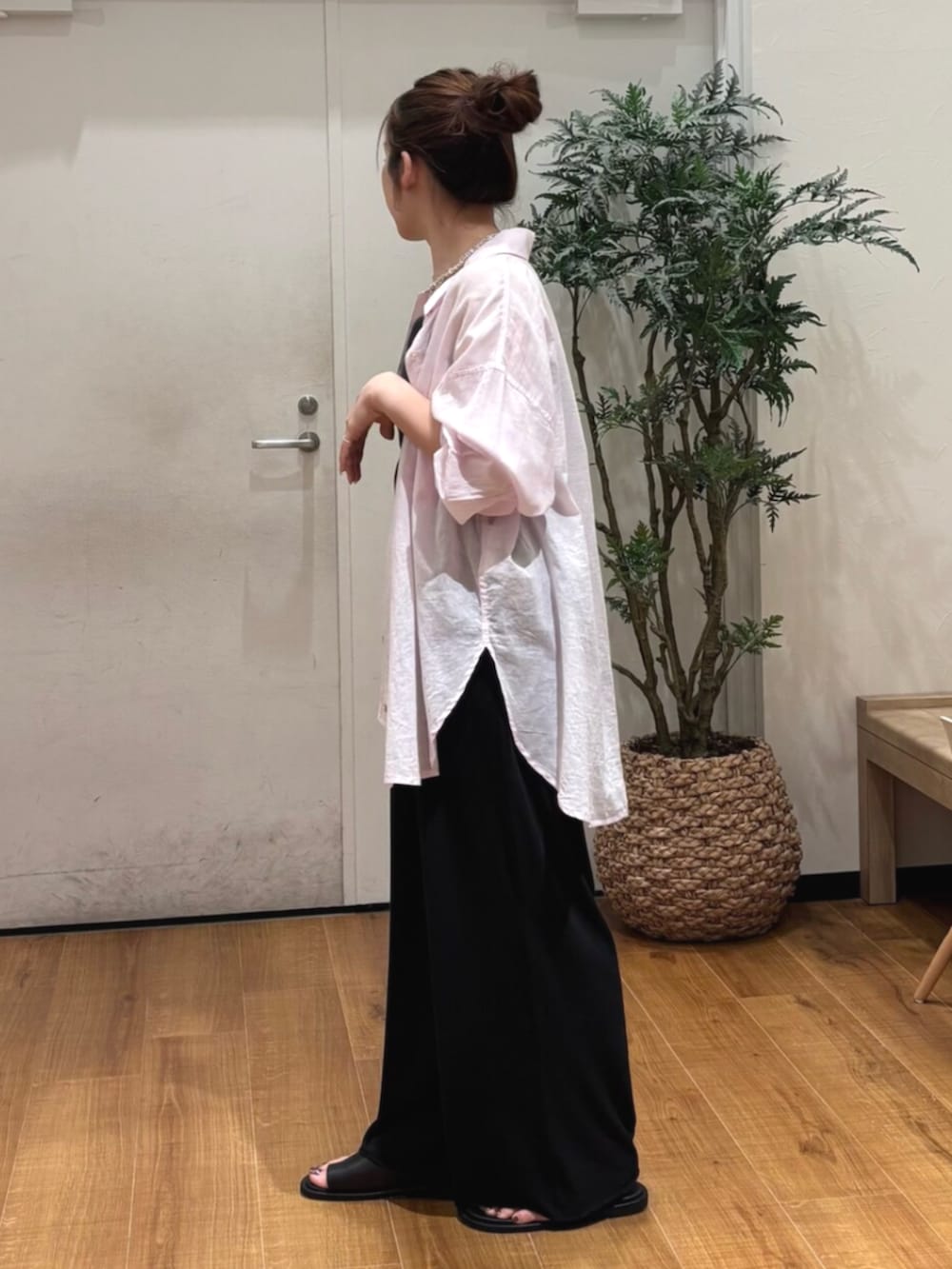 ブラック系のキャミソール、ブラック系のその他パンツ、パープル系のシャツ/ブラウスを着用したレディースの春コーディネートの3枚目の写真