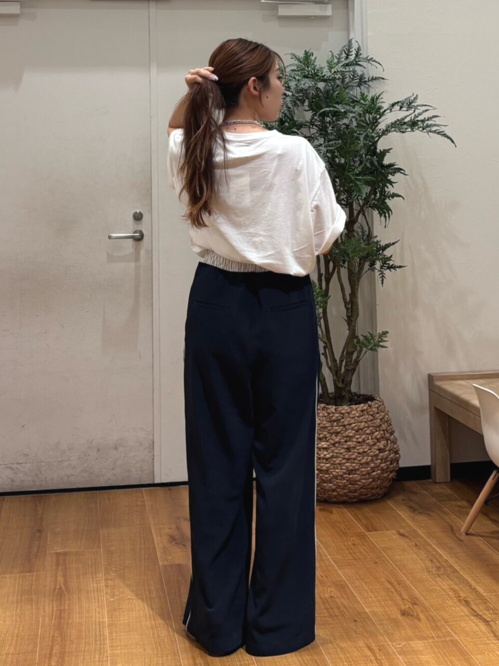 その他のサンダル、ホワイト系のTシャツ/カットソー、ブルー系のその他パンツを着用したレディースの春コーディネートの4枚目の写真