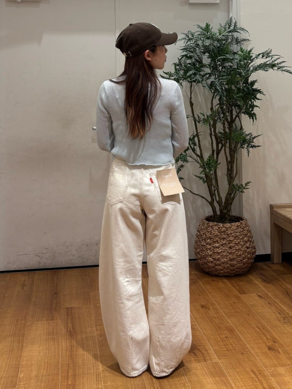 ブルー系のカーディガン/ボレロ、ホワイト系のデニムパンツ、ブラック系のパンプスを着用したレディースの春コーディネートの4枚目の写真