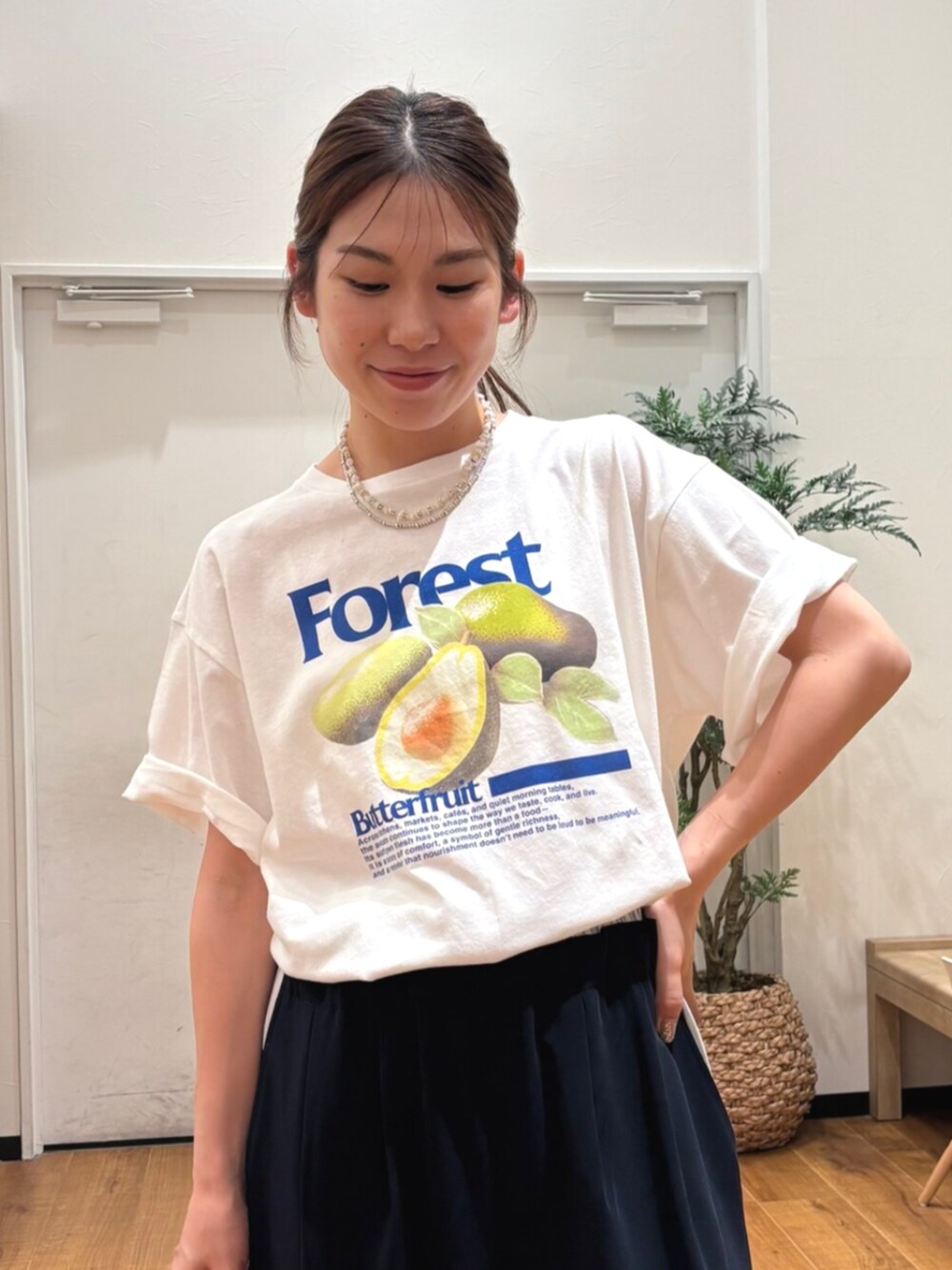 その他のサンダル、ホワイト系のTシャツ/カットソー、ブルー系のその他パンツを着用したレディースの春コーディネートの5枚目の写真
