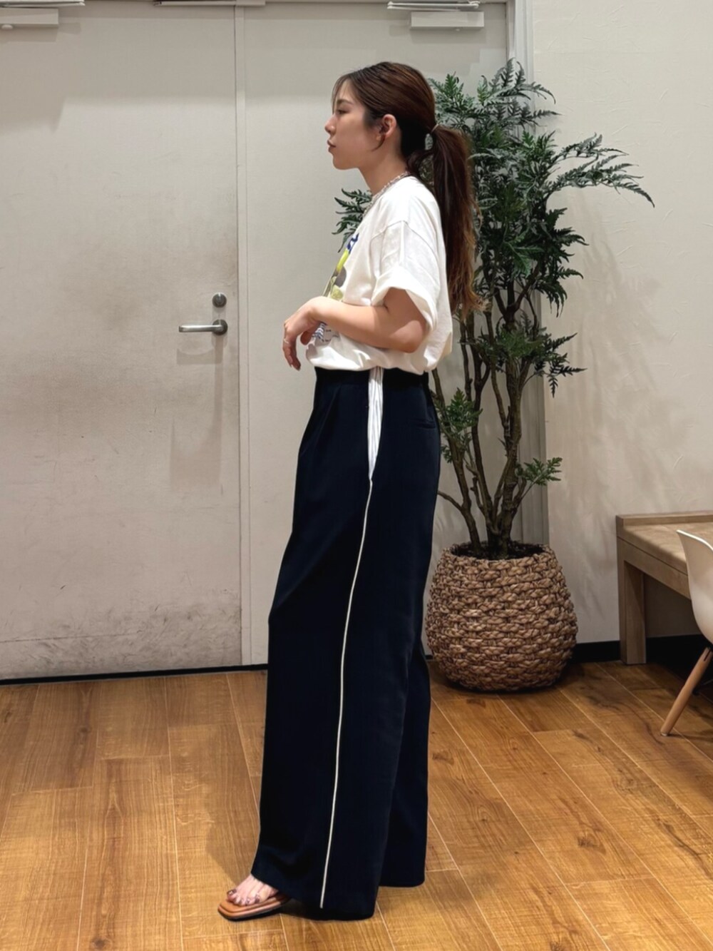 その他のサンダル、ホワイト系のTシャツ/カットソー、ブルー系のその他パンツを着用したレディースの春コーディネートの3枚目の写真