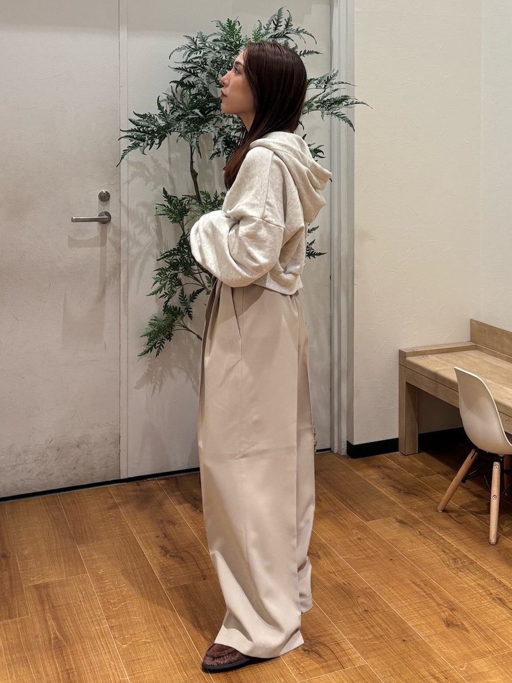 ホワイト系のパーカー、ベージュ系のその他パンツ、ブラウン系のローファーを着用したレディースの秋コーディネートの3枚目の写真