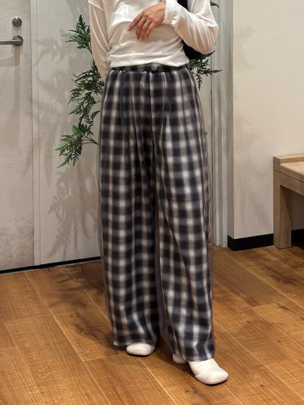 ホワイト系のTシャツ/カットソー、その他のその他パンツを着用したレディースの夏コーディネートの6枚目の写真