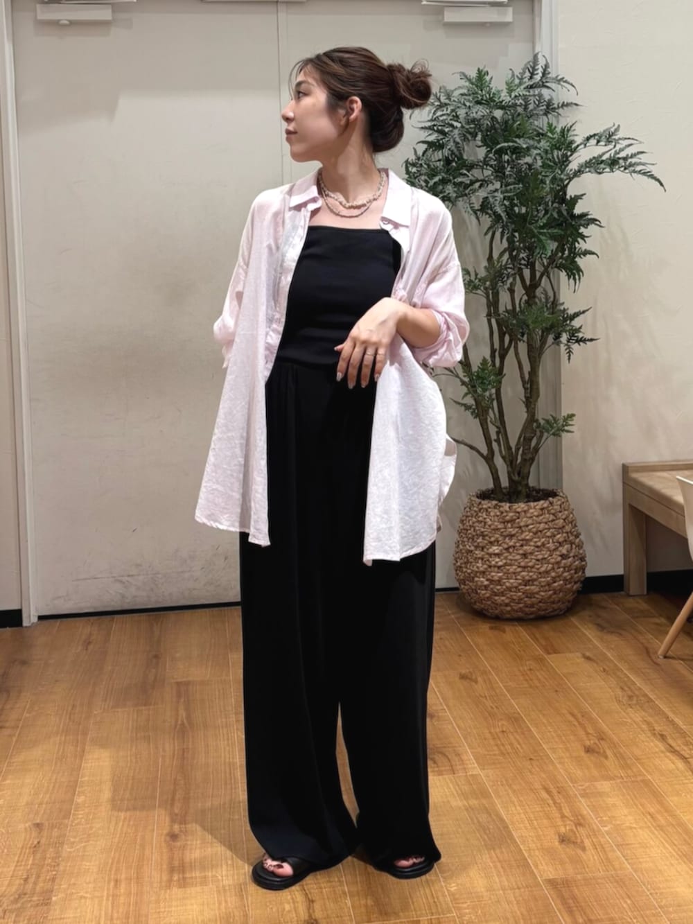 ブラック系のキャミソール、ブラック系のその他パンツ、パープル系のシャツ/ブラウスを着用したレディースの春コーディネートの2枚目の写真