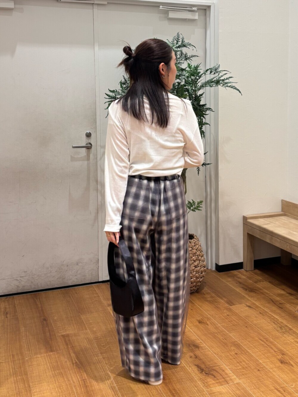 ホワイト系のTシャツ/カットソー、その他のその他パンツを着用したレディースの夏コーディネートの4枚目の写真