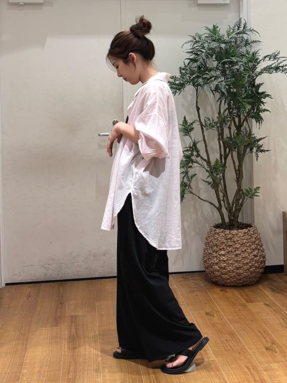 ブラック系のキャミソール、ブラック系のその他パンツ、パープル系のシャツ/ブラウスを着用したレディースの春コーディネートの4枚目の写真