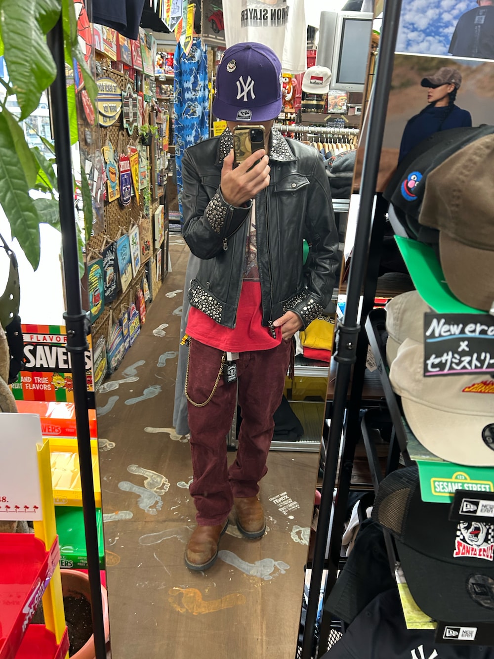 ブラック系のライダースジャケット、その他のその他パンツ、ブラウン系のブーツを着用したメンズの秋コーディネートの2枚目の写真