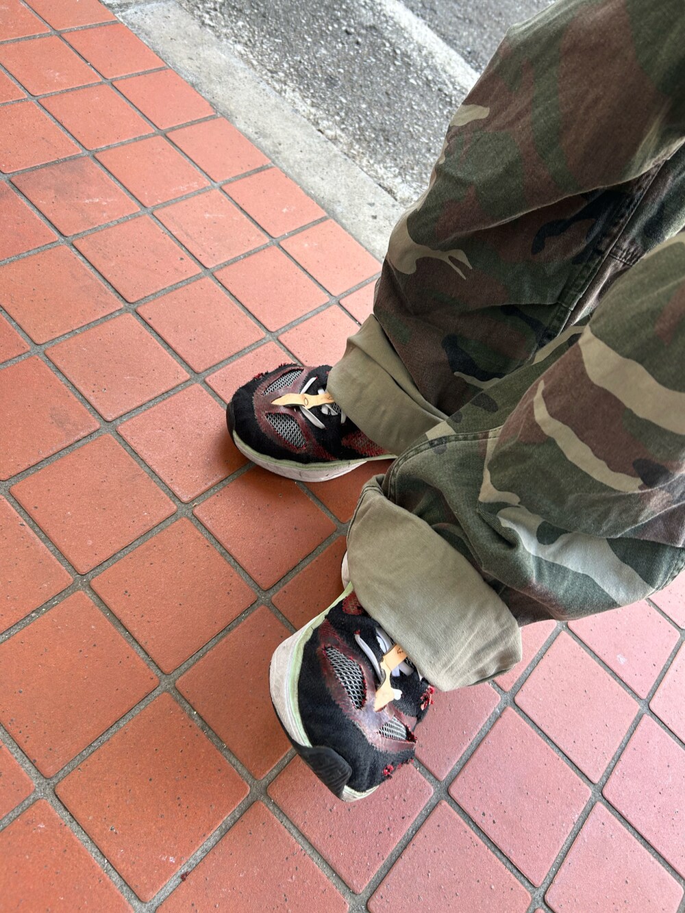 その他のその他パンツ、ブルー系のデニムジャケットを着用したメンズの秋コーディネートの2枚目の写真