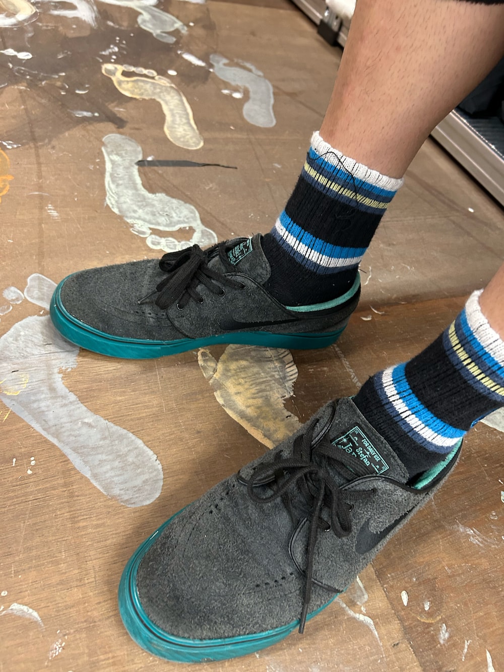 ブラック系のカーゴパンツ、その他のファッション雑貨、パープル系のキャップを着用したメンズの秋コーディネートの3枚目の写真