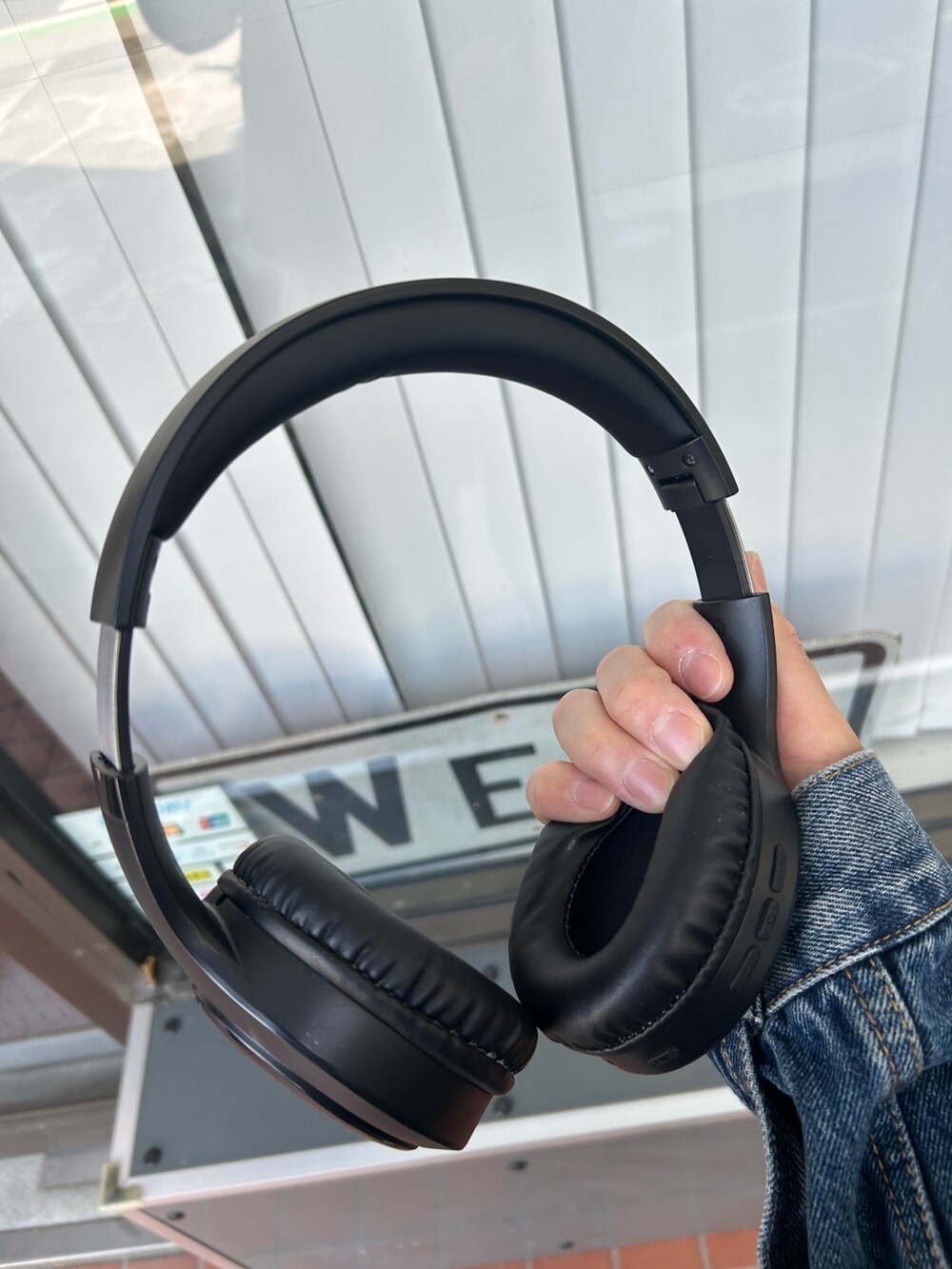 その他のその他パンツ、ブルー系のデニムジャケットを着用したメンズの秋コーディネートの3枚目の写真