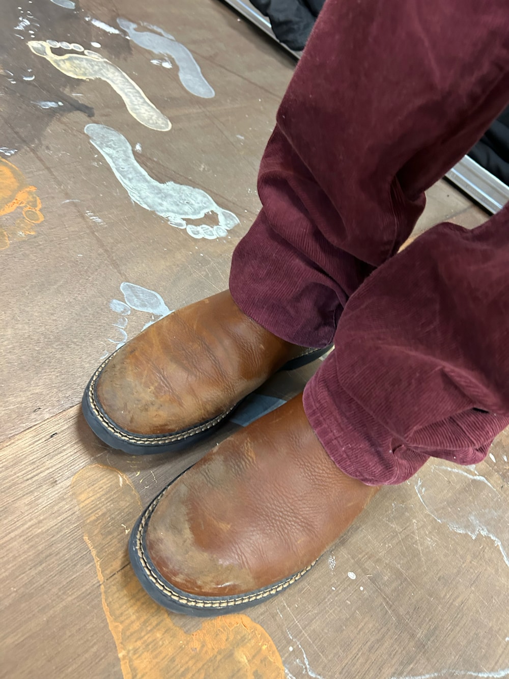 ブラック系のライダースジャケット、その他のその他パンツ、ブラウン系のブーツを着用したメンズの秋コーディネートの4枚目の写真