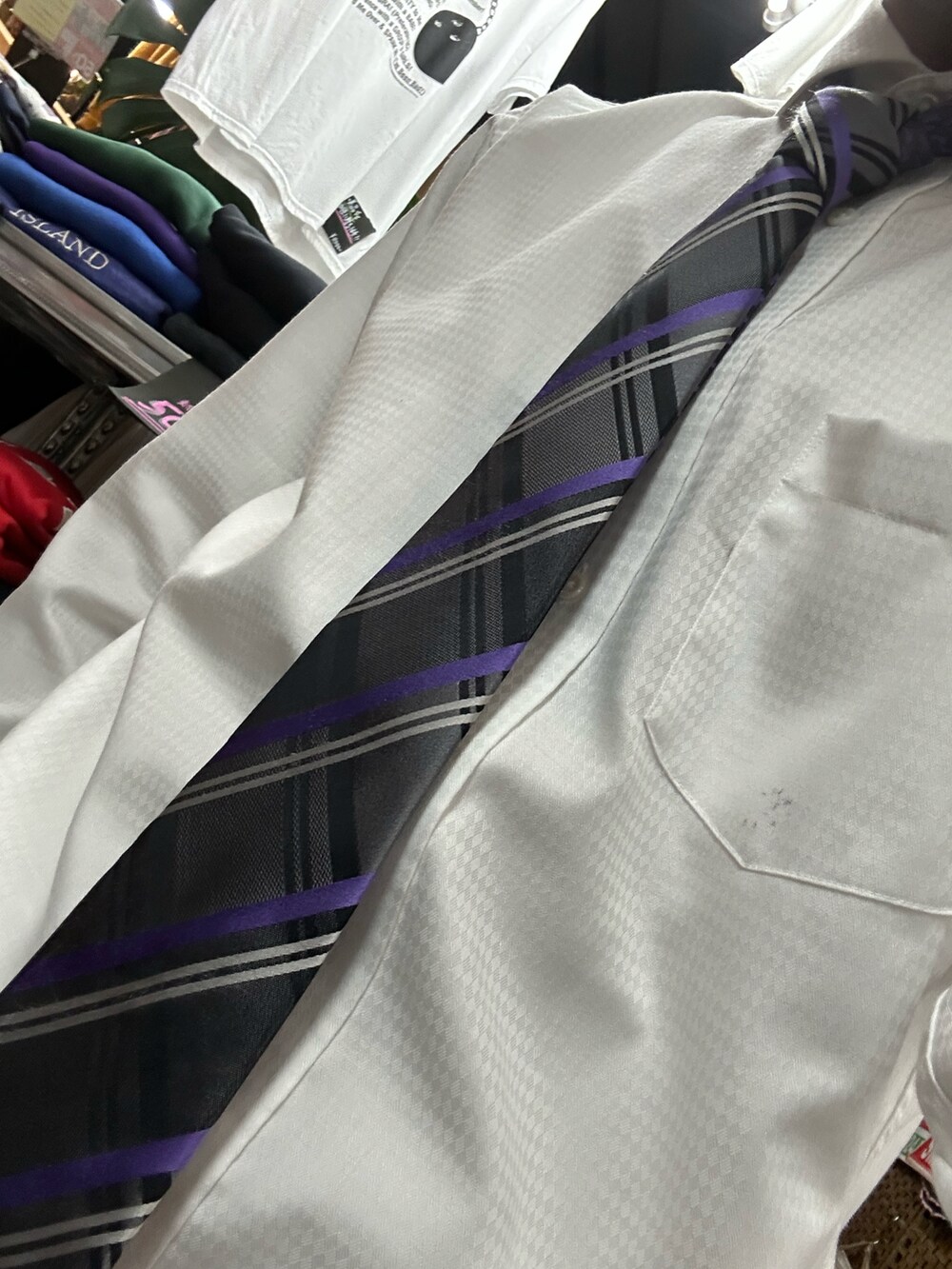 ブラック系のカーゴパンツ、その他のファッション雑貨、パープル系のキャップを着用したメンズの秋コーディネートの2枚目の写真