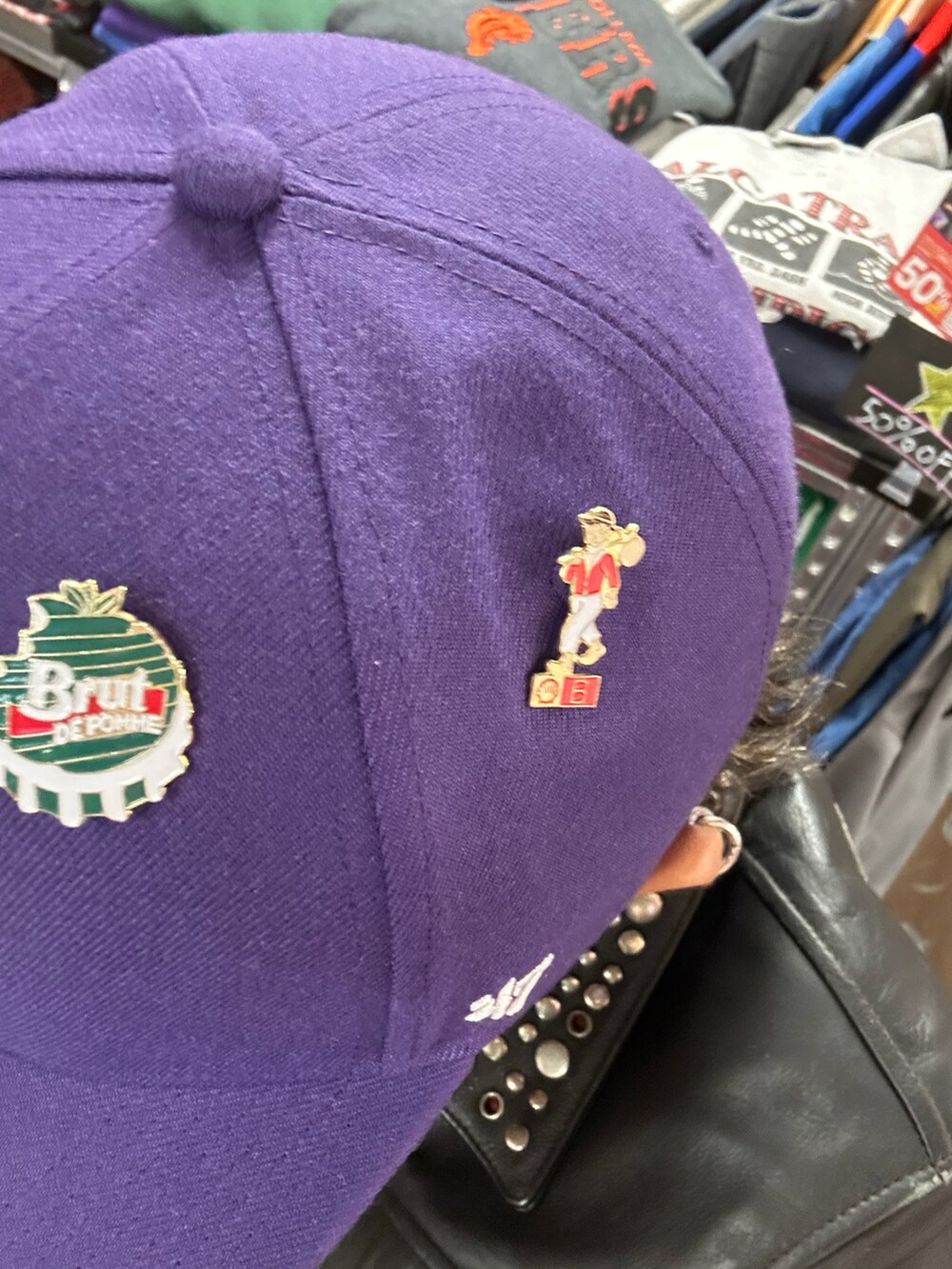 ブラック系のライダースジャケット、その他のその他パンツ、ブラウン系のブーツを着用したメンズの秋コーディネートの5枚目の写真