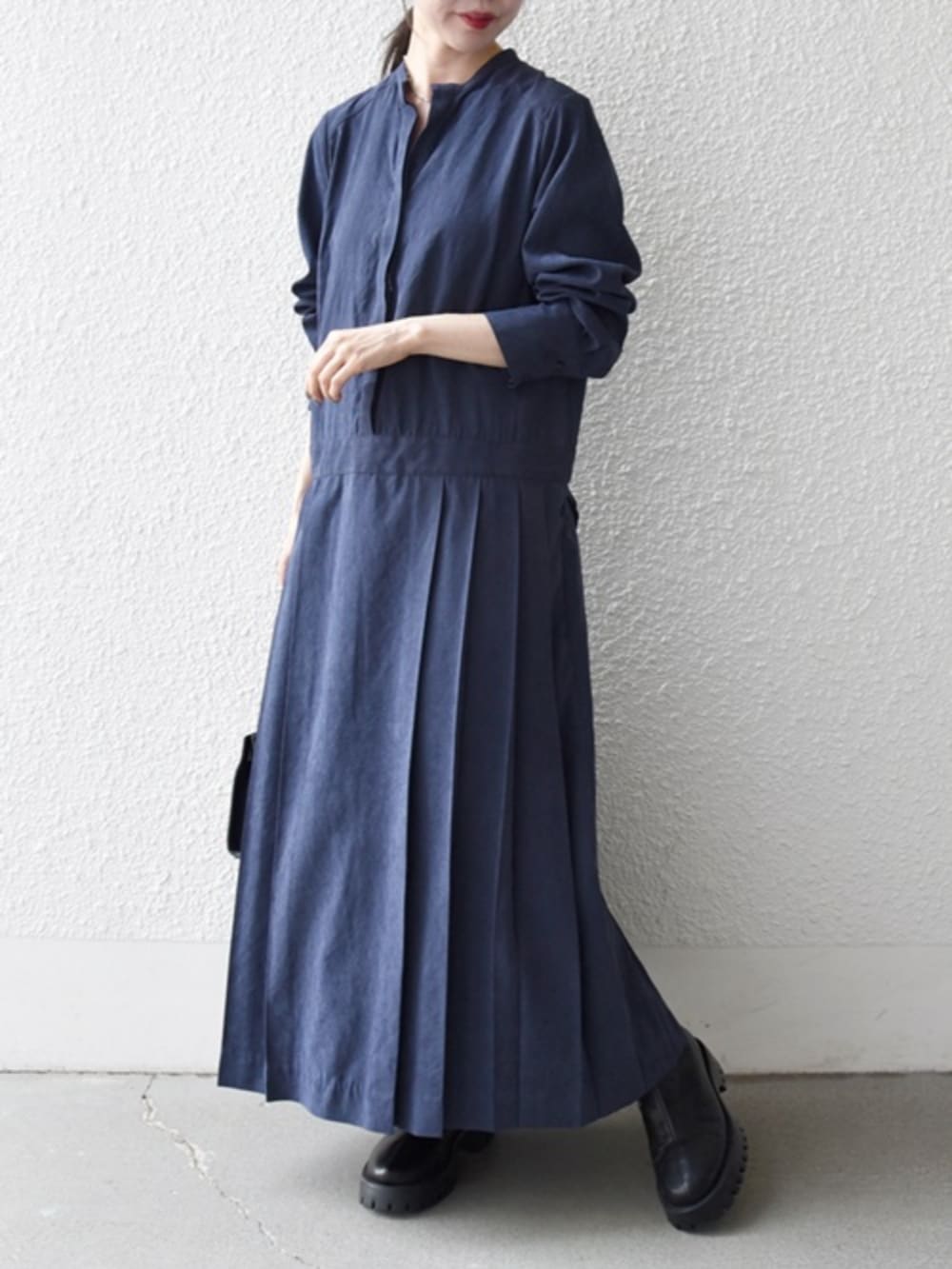 ブルー系のワンピースを着用したレディースの秋コーディネートの2枚目の写真